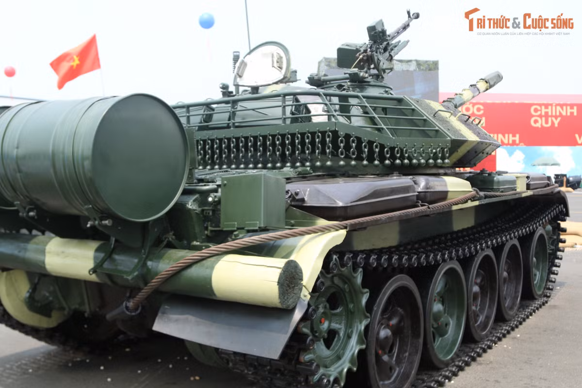 Xe có trọng lượng chiến đấu 36,3 tấn; Dài 9m; Rộng 3,27m; Cao 2,75. Kíp chiến đấu trên T-54B cải tiến gồm 4 người với trưởng xe, pháo thủ, lái xe, nạp đạn. Các vị trí này tương tự như trên T-54.