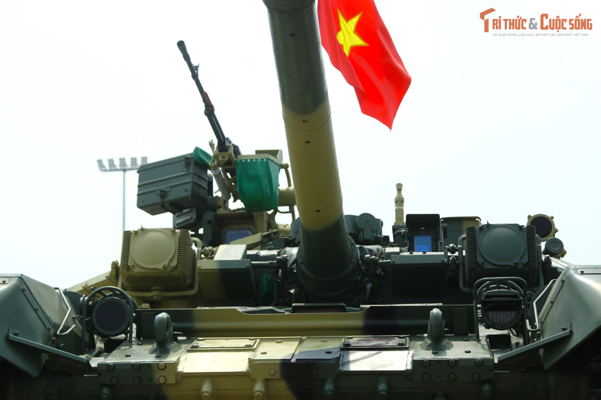 Quân đội nhân Việt Nam hiện có hai phiên bản của dòng xe tăng này là T-90S/SK. Cả hai đều được trang bị hỏa lực mạnh và tự động hóa cao với máy tính đường đạn, các cảm biến quang-ảnh nhiệt, khí tài quan sát, hệ thống tự động bám mục tiêu... cho phép xe tăng tấn công chính xác mục tiêu trong mọi điều kiện thời gian, thời tiết. Trong đó T-90SK là phiên bản xe chỉ huy.