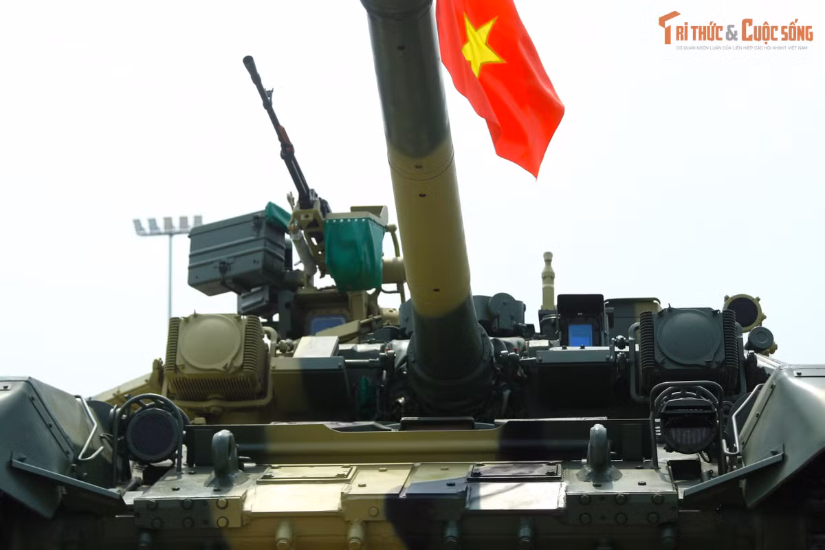 Quân đội nhân Việt Nam hiện có hai phiên bản của dòng xe tăng này là T-90S/SK. Cả hai đều được trang bị hỏa lực mạnh và tự động hóa cao với máy tính đường đạn, các cảm biến quang-ảnh nhiệt, khí tài quan sát, hệ thống tự động bám mục tiêu... cho phép xe tăng tấn công chính xác mục tiêu trong mọi điều kiện thời gian, thời tiết. Trong đó T-90SK là phiên bản xe chỉ huy.