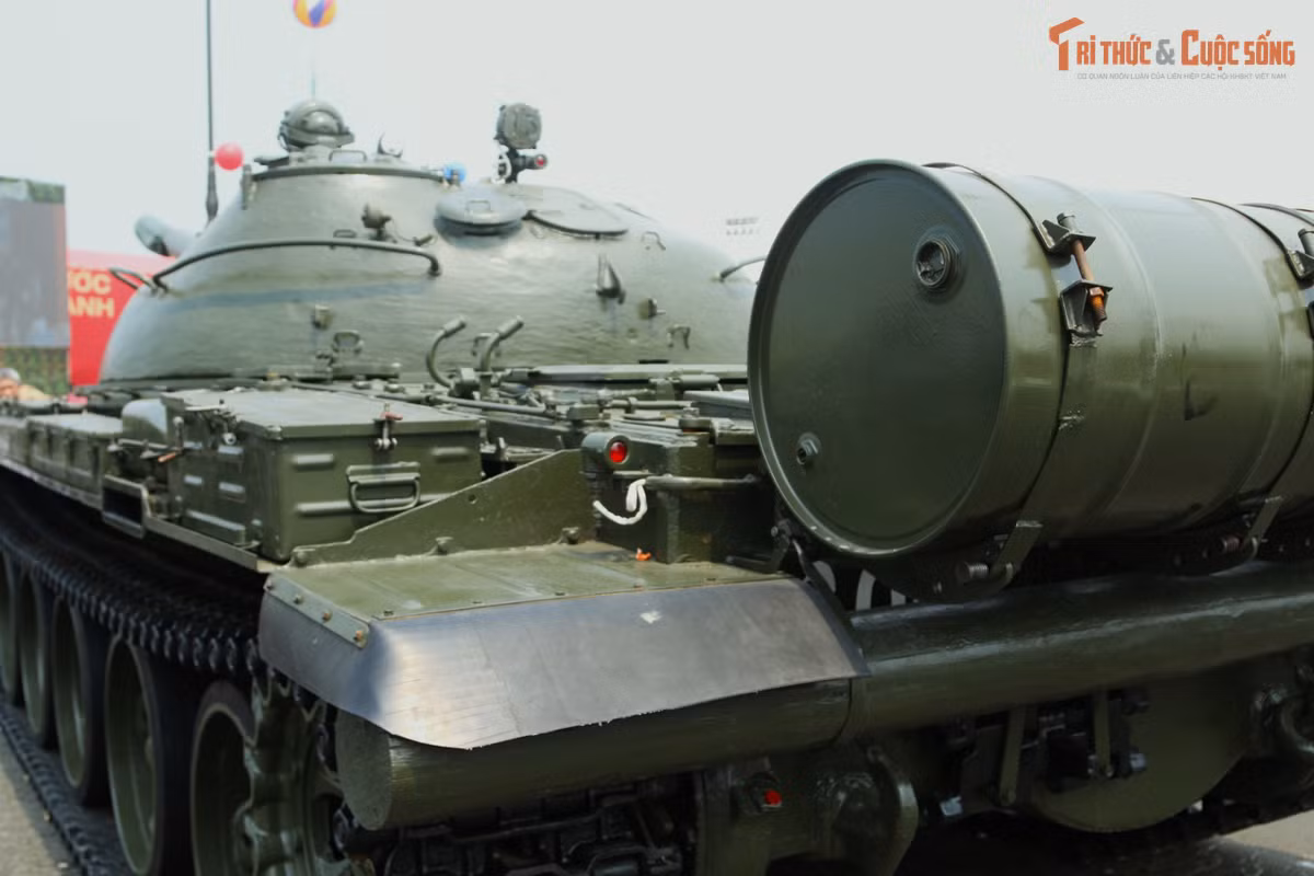 Một trong những khác biệt giữa T-62 và T-54 chính là việc xe tăng được trang bị cửa đẩy vỏ đạn pháo ra bên ngoài sau khi bắn. T-54 thì không có hệ thống này và vỏ đạn sau khi bắn sẽ bị hất ngược trở lại vào trong khoang chiến đấu.