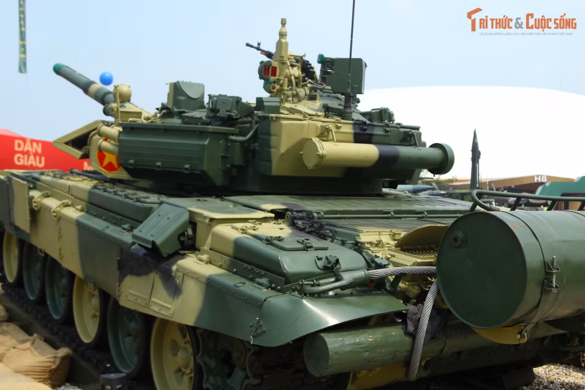 Kíp xe có 3 người. Về hỏa lực, xe tăng T-90S được trang bị pháo cỡ nòng trơn 125mm, nạp đạn tự động hoặc bằng tay, cơ số đạn 42 viên, tốc độ bắn 8 phát/phút. Các loại đạn pháo được trang bị trên xe là đạn xuyên vượt tốc, đạn xuyên, đạn nổ phá, đặc biệt là đạn tên lửa có điều khiển bắn qua nòng pháo.