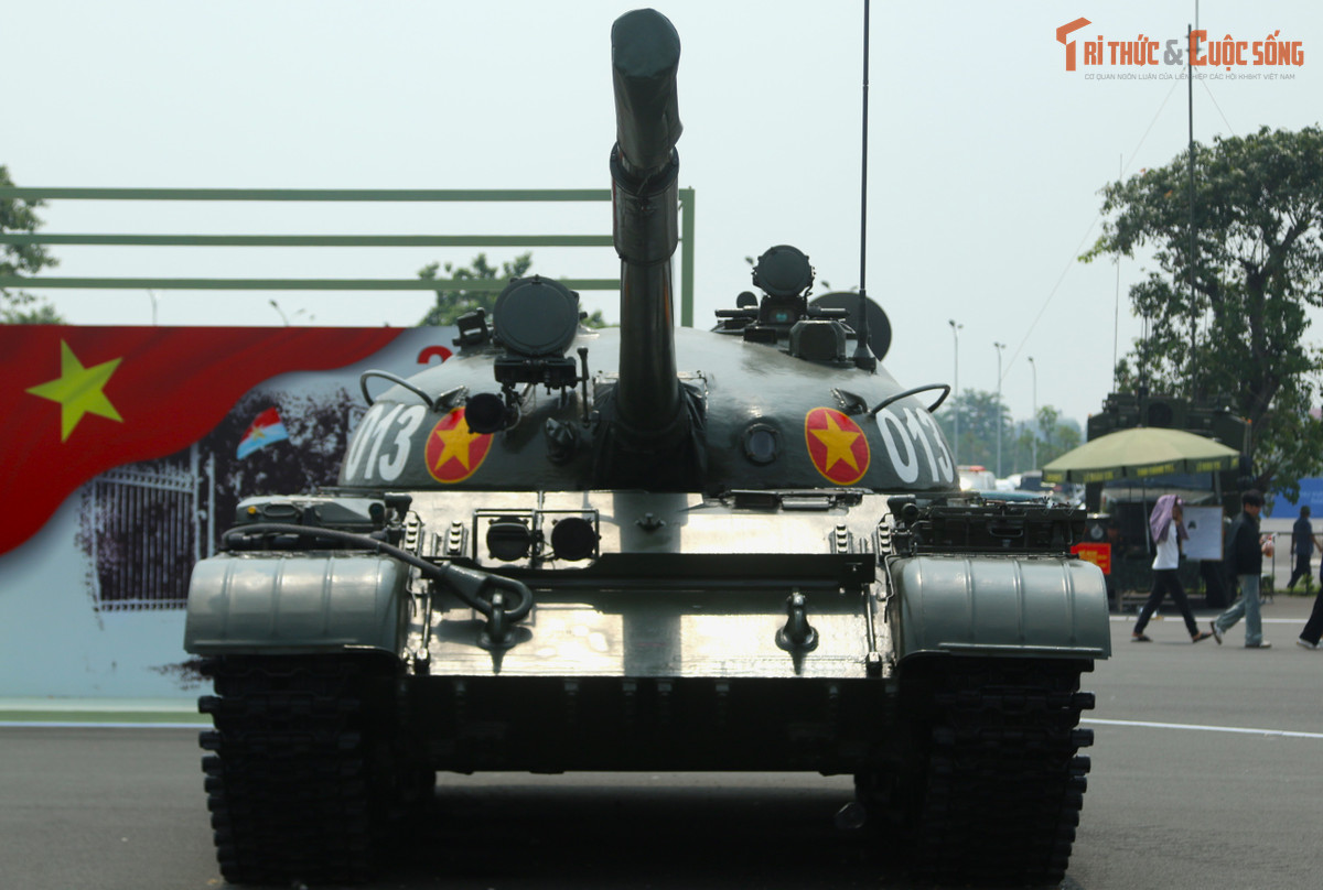 Mẫu xe tăng thứ ba được giới thiệu là T-62 một phiên bản cải tiến so với mẫu tăng T-54. T-62 có kíp lái 4 người; trọng lượng 37,5 tấn; dài 9,335m; rộng 3,3m và cao 3,395m.