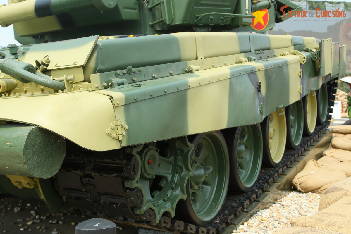 Xe tăng có trọng lượng 46,5 tấn, chiều dài 9,67m, chiều rộng 3,78m, chiều cao 2,86m. Xe sử dụng động cơ diesel B-92C2 tăng áp, sử dụng đa nhiên liệu, vận tốc lớn nhất 60 km/h trên đường nhựa. Dự trữ hành trình nhiên liệu trên đường nhựa của xe tăng này là 550km, đường đất là 520km