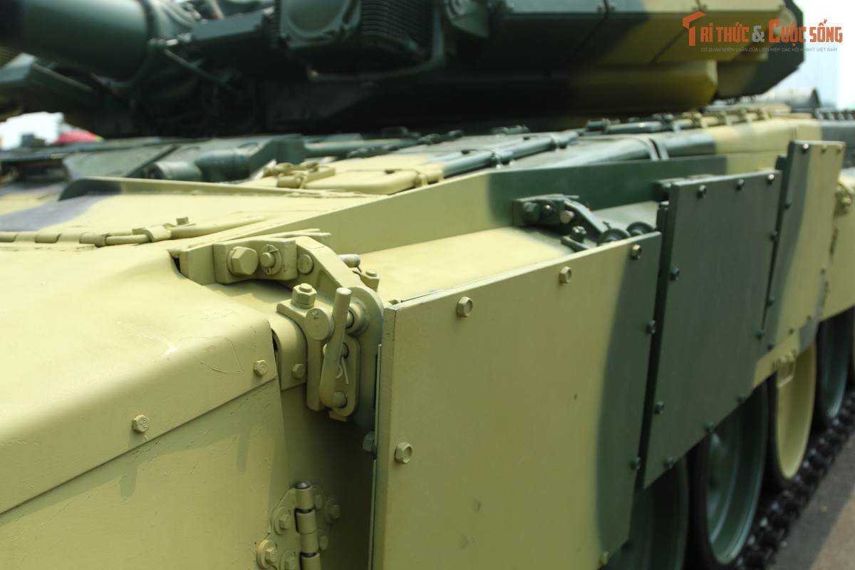 Về hệ thống phòng vệ, xe được trang bị tổ hợp chế áp quang - điện tử; hệ thống phóng lựu đạn khói; giáp phản ứng nổ. Đáng chú ý, xe tăng T-90S có hệ thống phòng chống vũ khí hủy diệt lớn, hệ thống chữa cháy tự động.