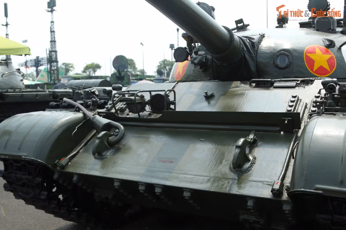 T-62 được trang bị pháo chính 115 mm, với cơ số đạn là 40 viên. Ngoài ra, xe tăng còn được trang bị súng máy cỡ nòng 7.62mm với khả năng trữ 2.500 viên đạn.