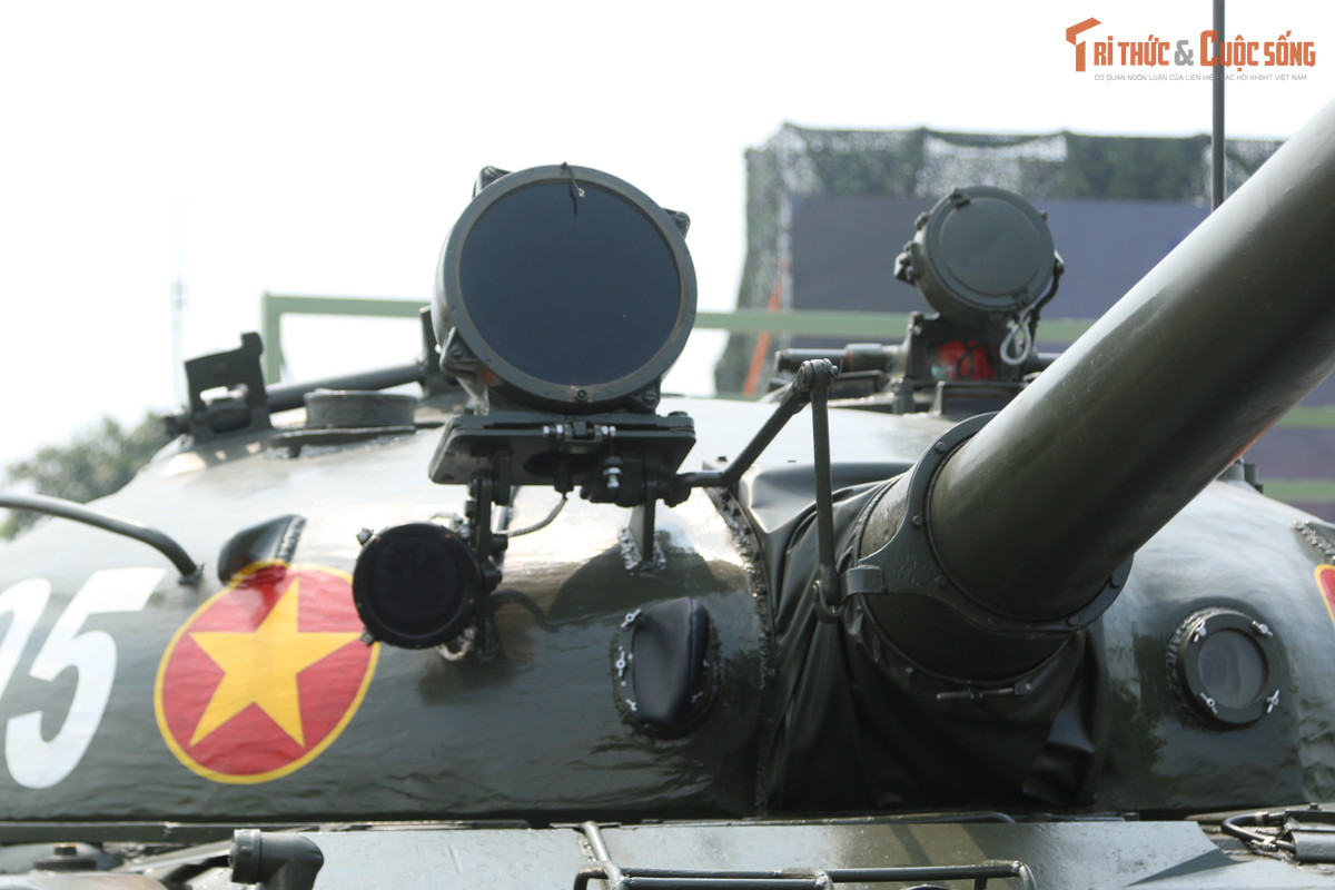Cận cảnh tháp pháo của T-62 với hệ thống kính ngắm đêm và kính ngắm hồng ngoại cho trưởng xe.