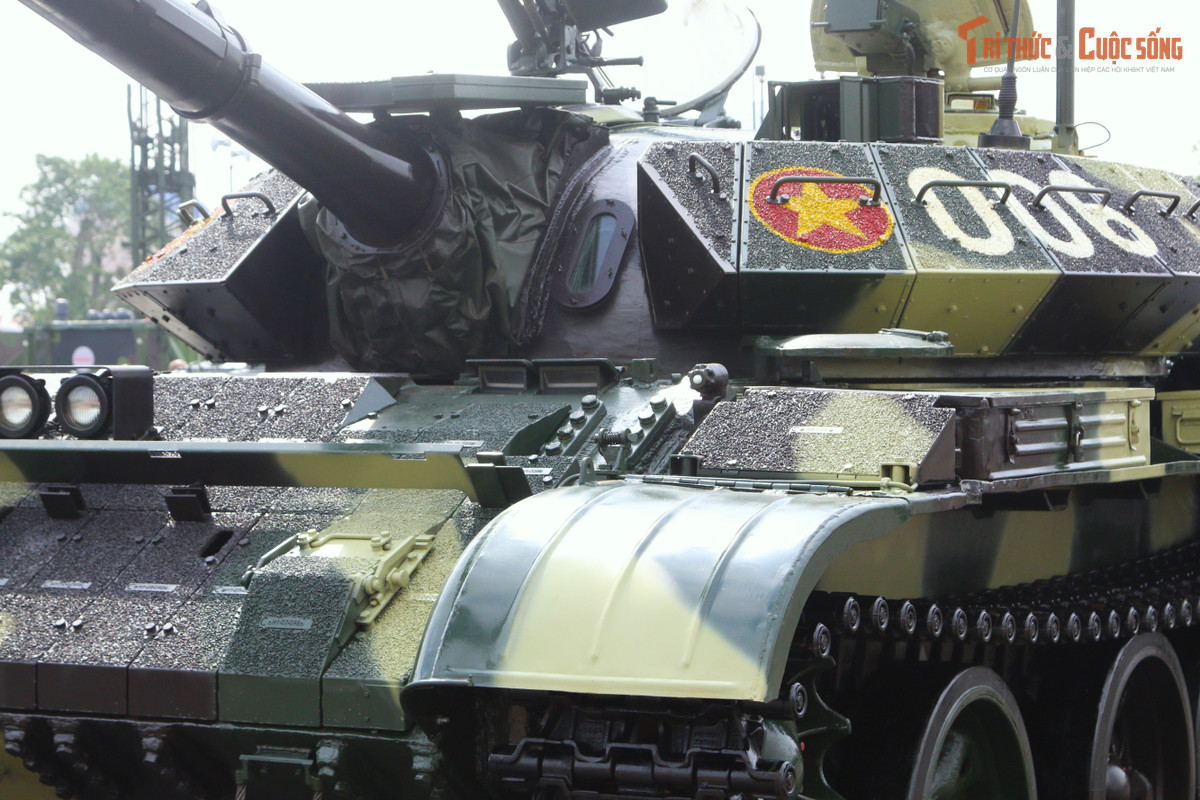 Theo bảng giới thiệu của Binh chủng Tăng thiết giáp tại triểm lãm, T-54B cải tiến là dòng xe tăng hạng trung, trang bị pháo chính 100 mm. So với nguyên bản T-54, xe được bổ sung hệ thống quang học hiện đại, động cơ mạnh mẽ hơn và giáp cải tiến, T-54B cải tiến đáp ứng tốt yêu cầu tác chiến trong điều kiện chiến tranh công nghệ cao.