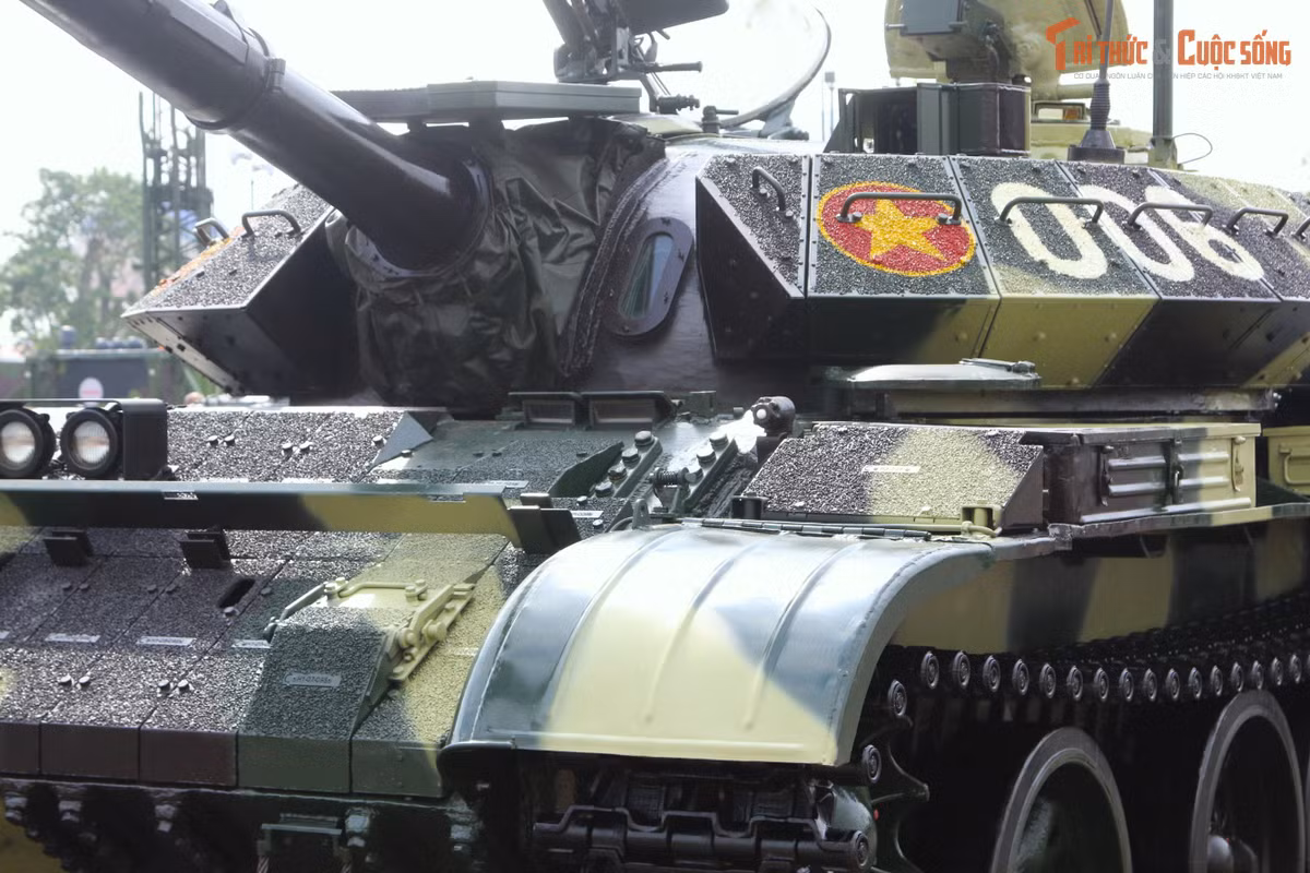 Theo bảng giới thiệu của Binh chủng Tăng thiết giáp tại triểm lãm, T-54B cải tiến là dòng xe tăng hạng trung, trang bị pháo chính 100 mm. So với nguyên bản T-54, xe được bổ sung hệ thống quang học hiện đại, động cơ mạnh mẽ hơn và giáp cải tiến, T-54B cải tiến đáp ứng tốt yêu cầu tác chiến trong điều kiện chiến tranh công nghệ cao.