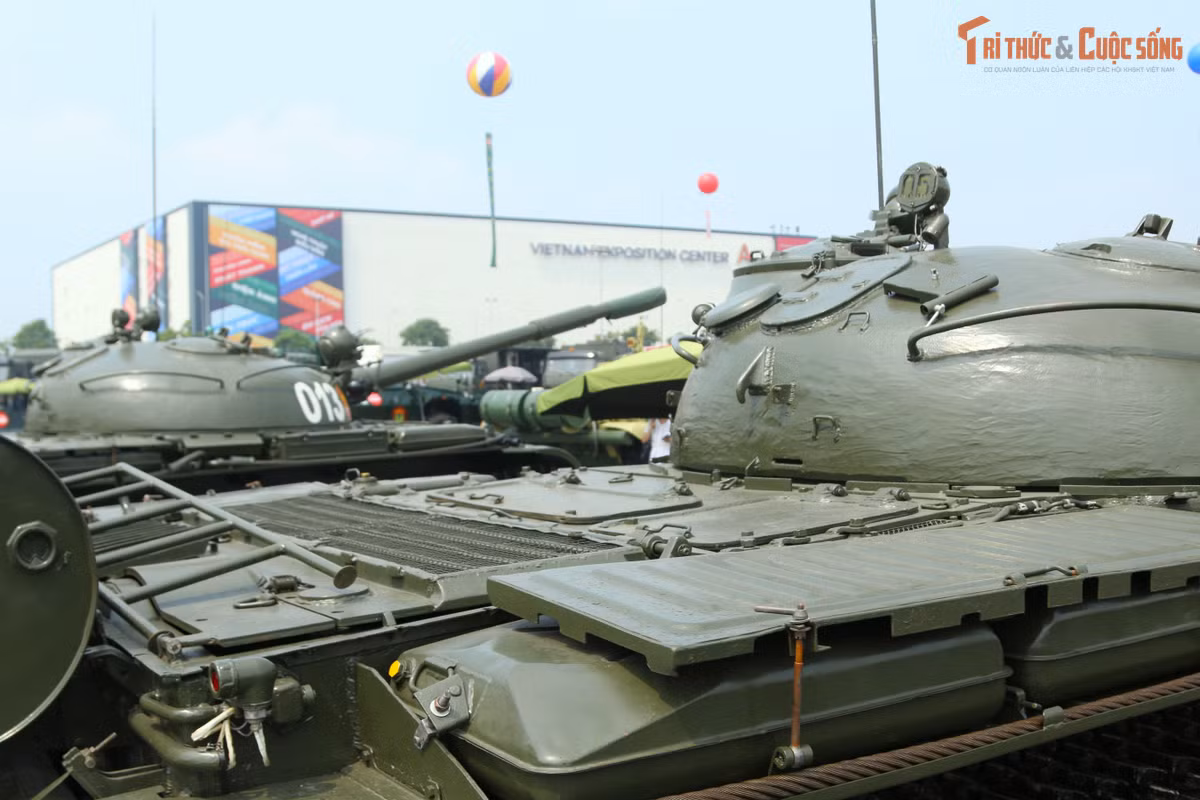 Xe được trang bị động cơ 580 mã lực với tốc độ tối đa 50 km/h trên đường nhựa. Tầm hoạt động 450 km trên đường nhựa và 320 km trên đường đất.