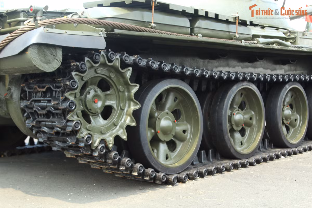 Trong diễu binh diễu hành kỷ niệm 80 năm Cách mạng tháng Tám và Quốc khánh 2/9, các hệ thống bánh xích của T-62 và T-55, T-54B cải tiến đều được trang bị guốc cao su để có thể di chuyển và ít hư hại cho mặt đường nhựa.