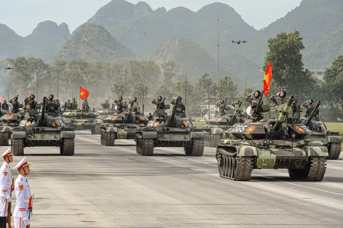 Sáng 5/8, tại Trung tâm Huấn luyện Quân sự quốc gia 4, gần 16.000 cán bộ, chiến sĩ của các đơn vị Quân đội, Công an, cùng hệ thống vũ khí, khí tài hiện đại tham gia thực hiện nhiệm vụ diễu binh, diễu hành trong Lễ kỷ niệm 80 năm Cách mạng Tháng Tám thành công và Quốc khánh nước Cộng hòa xã hội chủ nghĩa Việt Nam - (Nhiệm vụ A80) tiến hành tổng hợp luyện lần thứ hai.