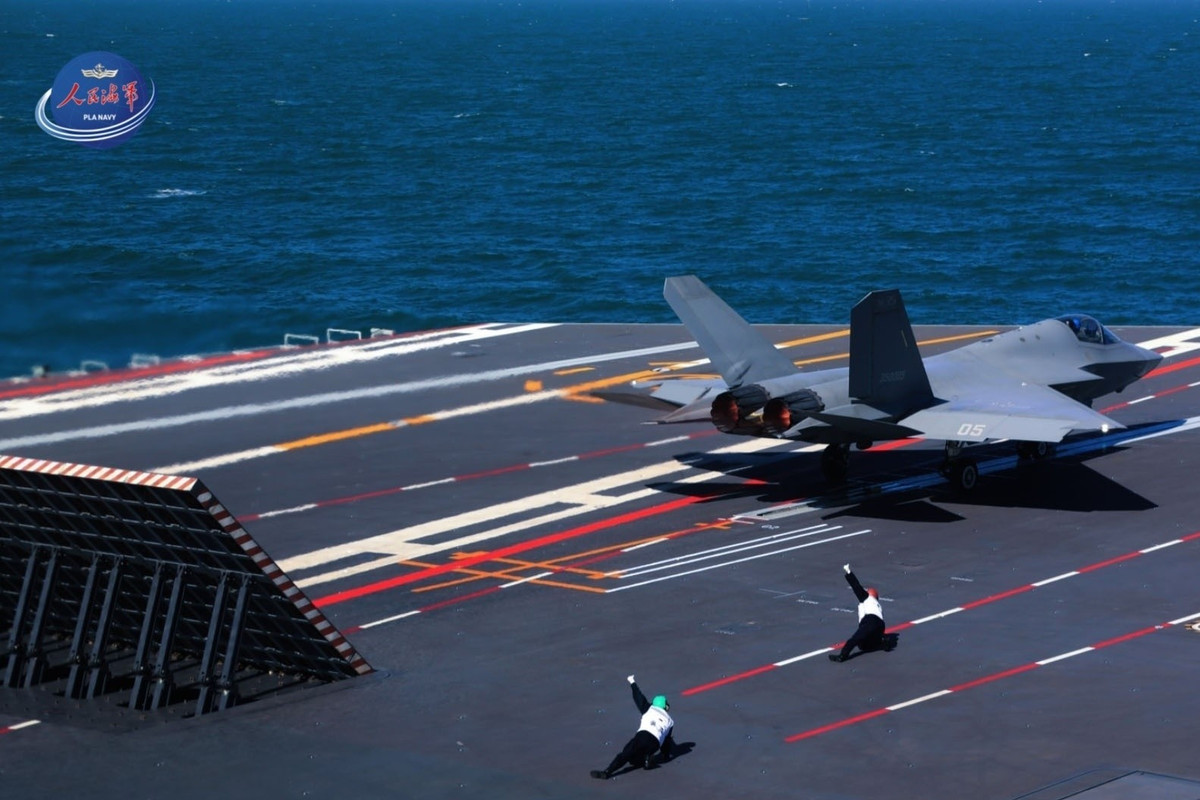 Con tàu này sẽ trở thành tàu sân bay thứ ba của Trung Quốc và là tàu đầu tiên được trang bị hệ thống phóng máy bay, cho phép các máy bay hạng nặng như KJ-600 hoạt động trên tàu. Hai tàu sân bay đầu tiên của Trung Quốc là Liêu Ninh và Sơn Đông, có đường băng nhảy cầu trượt để phóng máy bay chiến đấu J-15.