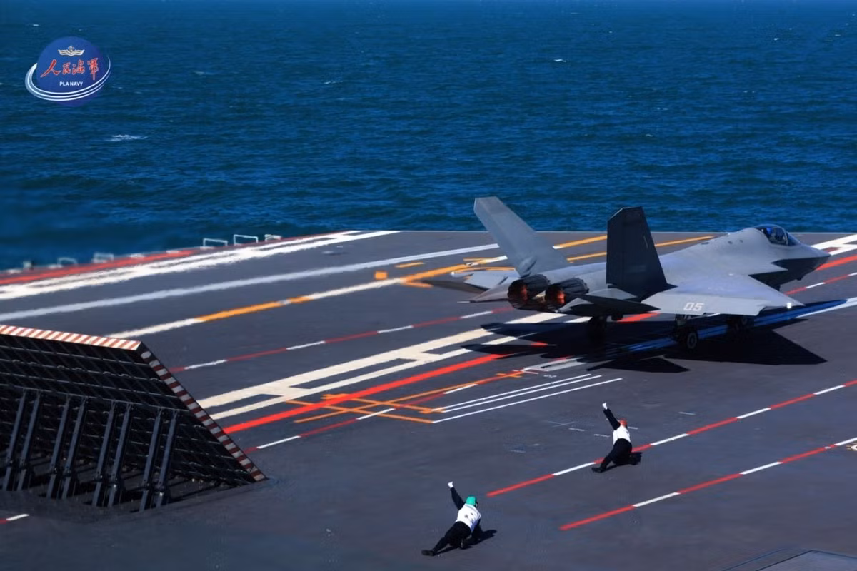 Con tàu này sẽ trở thành tàu sân bay thứ ba của Trung Quốc và là tàu đầu tiên được trang bị hệ thống phóng máy bay, cho phép các máy bay hạng nặng như KJ-600 hoạt động trên tàu. Hai tàu sân bay đầu tiên của Trung Quốc là Liêu Ninh và Sơn Đông, có đường băng nhảy cầu trượt để phóng máy bay chiến đấu J-15.