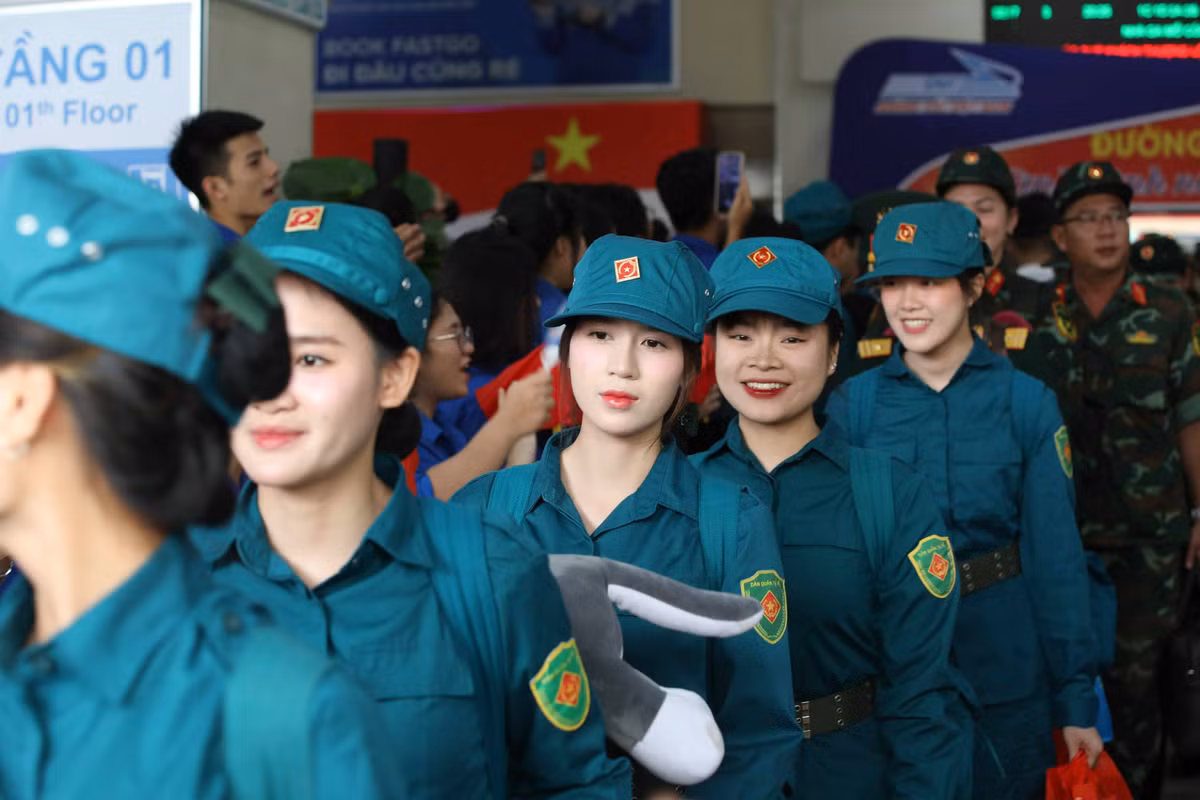 Những nữ chiến sĩ sao vuông tràn đầy năng lượng dù trải qua hành trình dài. Ảnh: Đình Vĩnh