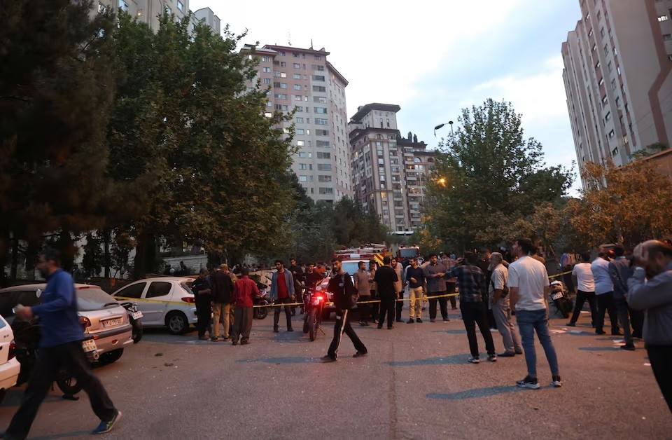 Người dân tập trung trên đường phố sau các cuộc không kích của Israel, tại Tehran, Iran, ngày 13/6/2025. Ảnh: WANA/Reuters