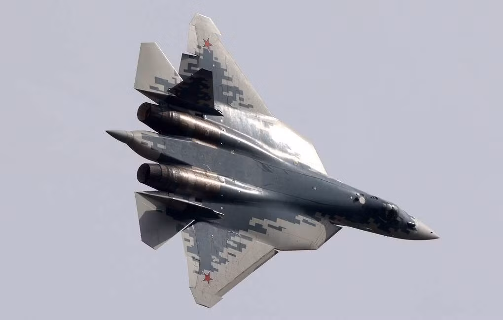 Su-57E ra mắt tại Dubai Airshow 2025 với ưu thế kỹ thuật và giá cả cạnh tranh, nhắm vào khách hàng đang e ngại các điều kiện ràng buộc từ Mỹ và phương Tây. Ảnh: TASS