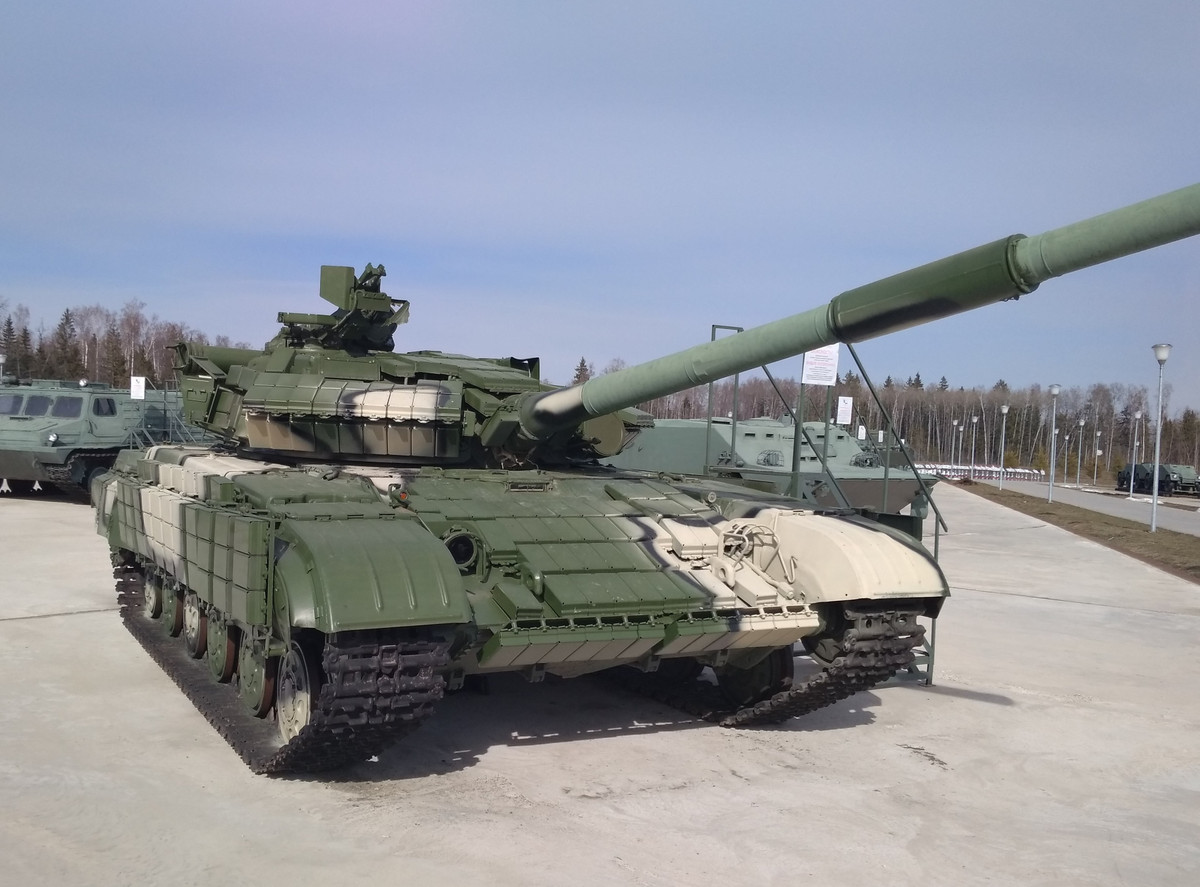 Sau đó, Liên Xô đã phát triển xe tăng T-72 và T-80, cả hai đều kế thừa ý tưởng thiết kế cơ bản của T-64. Mặc dù T-72 được sản xuất với số lượng lớn hơn nhờ tính đơn giản và độ tin cậy, nhưng vị thế tiên phong về công nghệ của T-64 vẫn không thể lay chuyển.