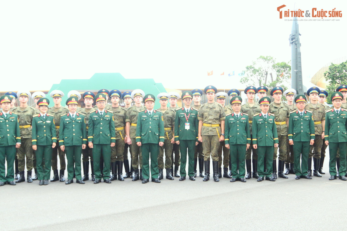 Các quân nhân Nga chụp ảnh lưu niệm cùng các