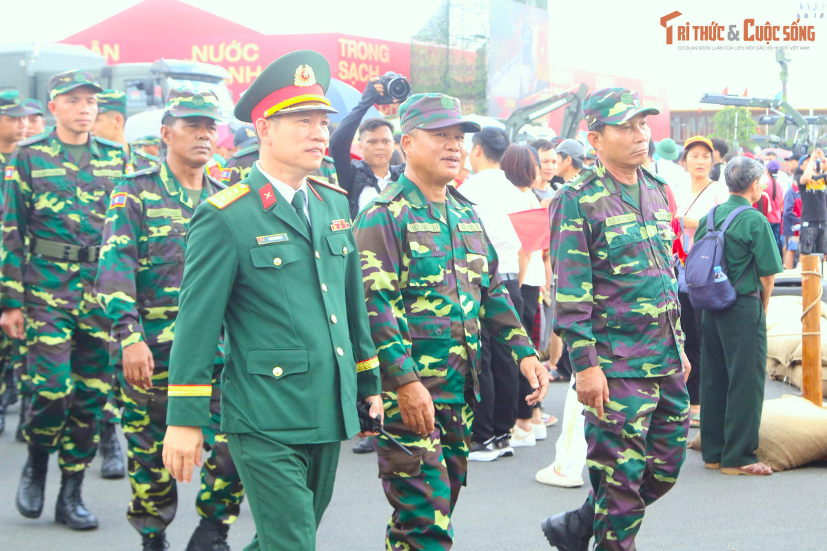 Còn đoàn Quân đội nhân dân Lào tham gia diễu binh Quốc khánh 2/9 gồm 120 quân nhân, trong đó có 20 quân nhân từng tham gia Lễ kỷ niệm 50 năm Ngày giải phóng miền Nam, thống nhất đất nước (30-4-1975 / 30-4-2025) của Việt Nam, 49 quân nhân trong khối tham gia Lễ duyệt binh nhân kỷ niệm 80 năm Ngày Chiến thắng trong Chiến tranh Vệ quốc vĩ đại (9-5-1945 / 9-5-2025) tại Liên bang Nga.