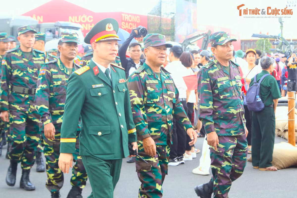 Còn đoàn Quân đội nhân dân Lào tham gia diễu binh Quốc khánh 2/9 gồm 120 quân nhân, trong đó có 20 quân nhân từng tham gia Lễ kỷ niệm 50 năm Ngày giải phóng miền Nam, thống nhất đất nước (30-4-1975 / 30-4-2025) của Việt Nam, 49 quân nhân trong khối tham gia Lễ duyệt binh nhân kỷ niệm 80 năm Ngày Chiến thắng trong Chiến tranh Vệ quốc vĩ đại (9-5-1945 / 9-5-2025) tại Liên bang Nga.