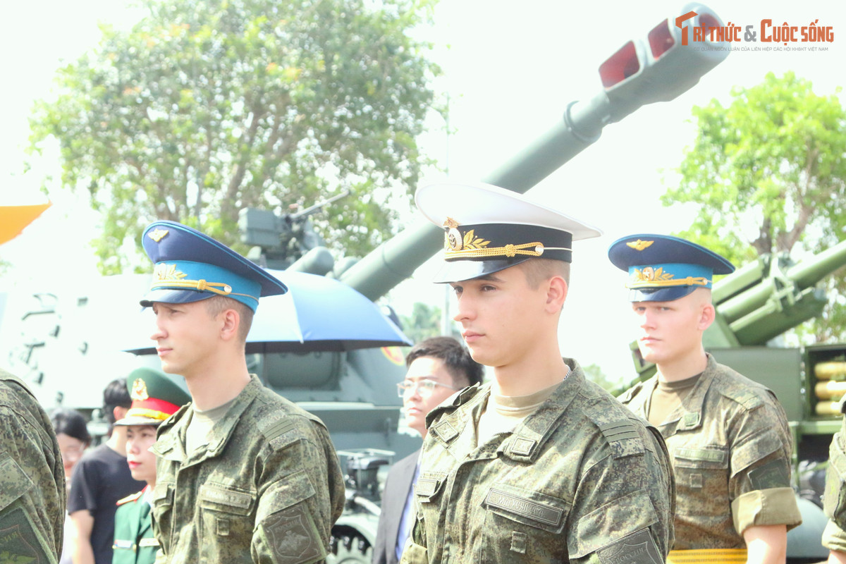 Các quân nhân Nga tham quan khu trưng bày ngoài trời của Bộ Quốc phòng tại triển lãm.