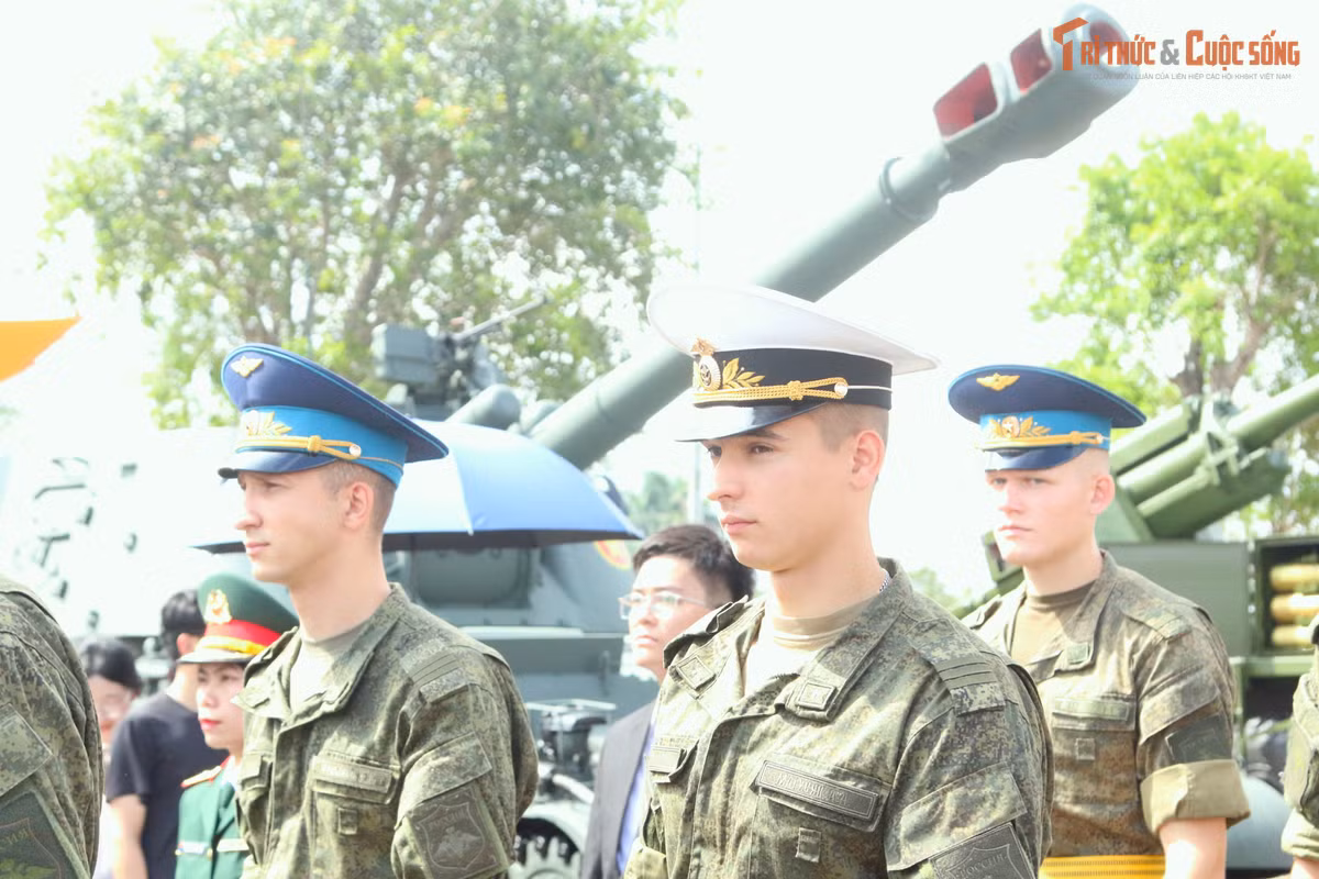 Các quân nhân Nga tham quan khu trưng bày ngoài trời của Bộ Quốc phòng tại triển lãm.