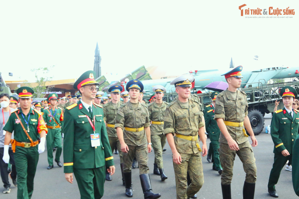 Nhận lời mời của Bộ Quốc phòng Việt Nam, Bộ Quốc phòng các nước Nga, Trung Quốc, Lào và Campuchia đã cử các đoàn quân nhân sang Việt Nam tham gia diễu binh, diễu hành Lễ kỷ niệm 80 năm Cách mạng Tháng Tám thành công và Quốc khánh nước Cộng hòa xã hội chủ nghĩa Việt Nam. Sáng 31/8, sau khi các đoàn vào Lăng viếng Chủ tịch Hồ Chí Minh đã di chuyển sang tham quan Triển lãm thành tựu đất nước “80 năm hành trình Độc lập - Tự do - Hạnh phúc”.