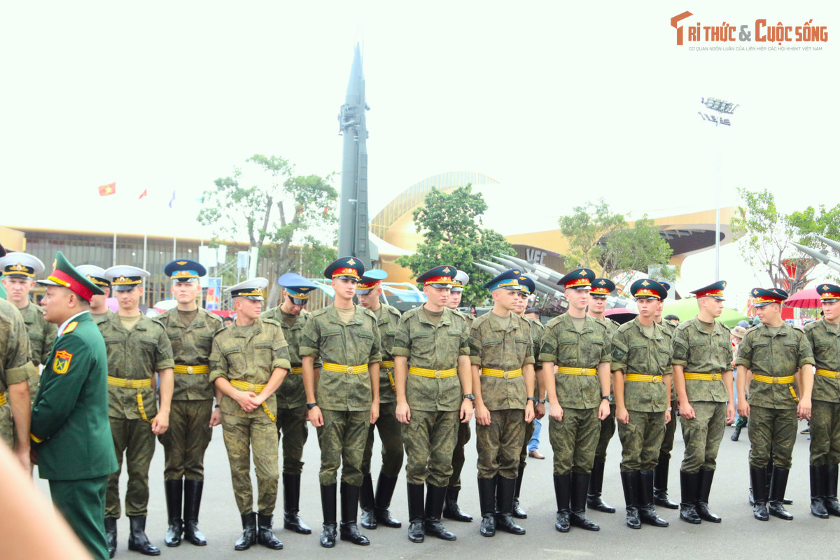Các quân nhân thuộc Trung đoàn Preobrazhensky cũng đại diện cho các Quân, Binh chủng của các lực lượng vũ trang Nga gồm Lục quân, Hải quân và Hàng không Vũ trụ.