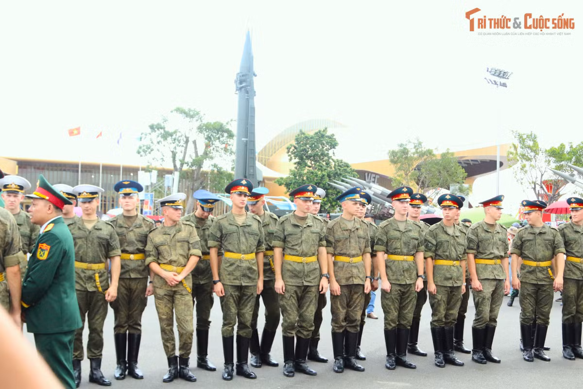 Các quân nhân thuộc Trung đoàn Preobrazhensky cũng đại diện cho các Quân, Binh chủng của các lực lượng vũ trang Nga gồm Lục quân, Hải quân và Hàng không Vũ trụ.