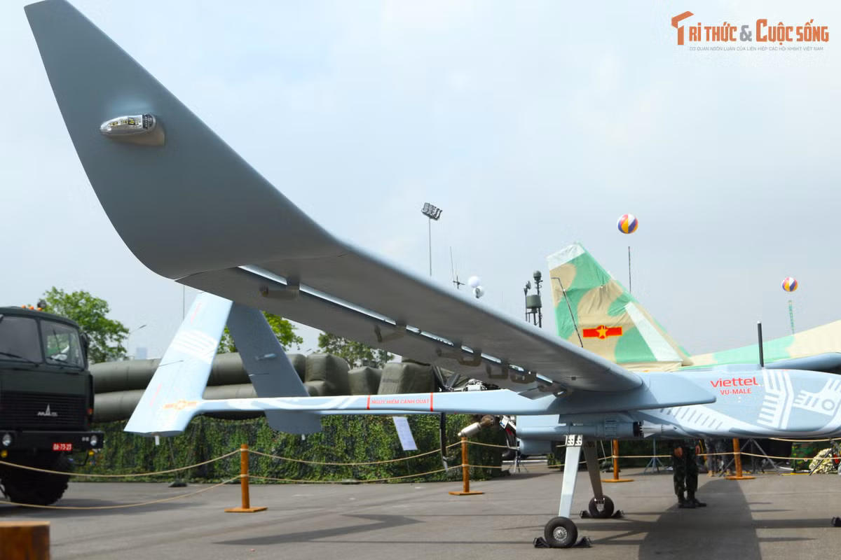 Với đặc điểm vận hành trong thời gian dài và cự ly hoạt động lớn, UAV nổi bật ở khả năng thực hiện nhiệm vụ trên nhiều loại, khu vực địa hình từ đất liền, biên giới đến vùng biển, hải đảo và các điều kiện khí tượng phức tạp