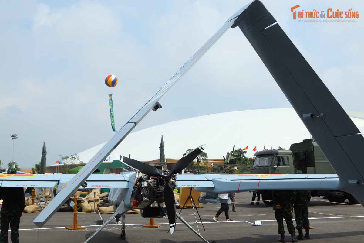 VU MALE được trang bị một động cơ cánh quạt có vận tốc tối đa 200 km/giờ, trần bay 10 km, vận tốc hành trình 140 - 180 km/giờ, thời gian bay liên tục tối đa trên 24 giờ.