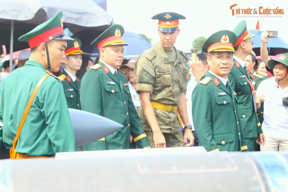 Theo thông tin của Bộ Quốc phòng, hơn 430 vũ khí, khí tài, sản phẩm thuộc 60 chủng loại sẽ được giới thiệu tại khu trưng bày trong nhà và ngoài trời. Trong đó có nhiều trang bị, khí tài hiện đại diện cho các Quân, Binh chủng thuộc Quân nhân dân Việt Nam.