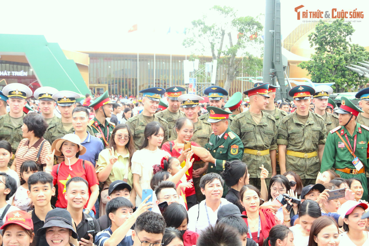 Quân nhân Nga giao lưu và chụp ảnh cùng nhân dân đến tham quan triển lãm.