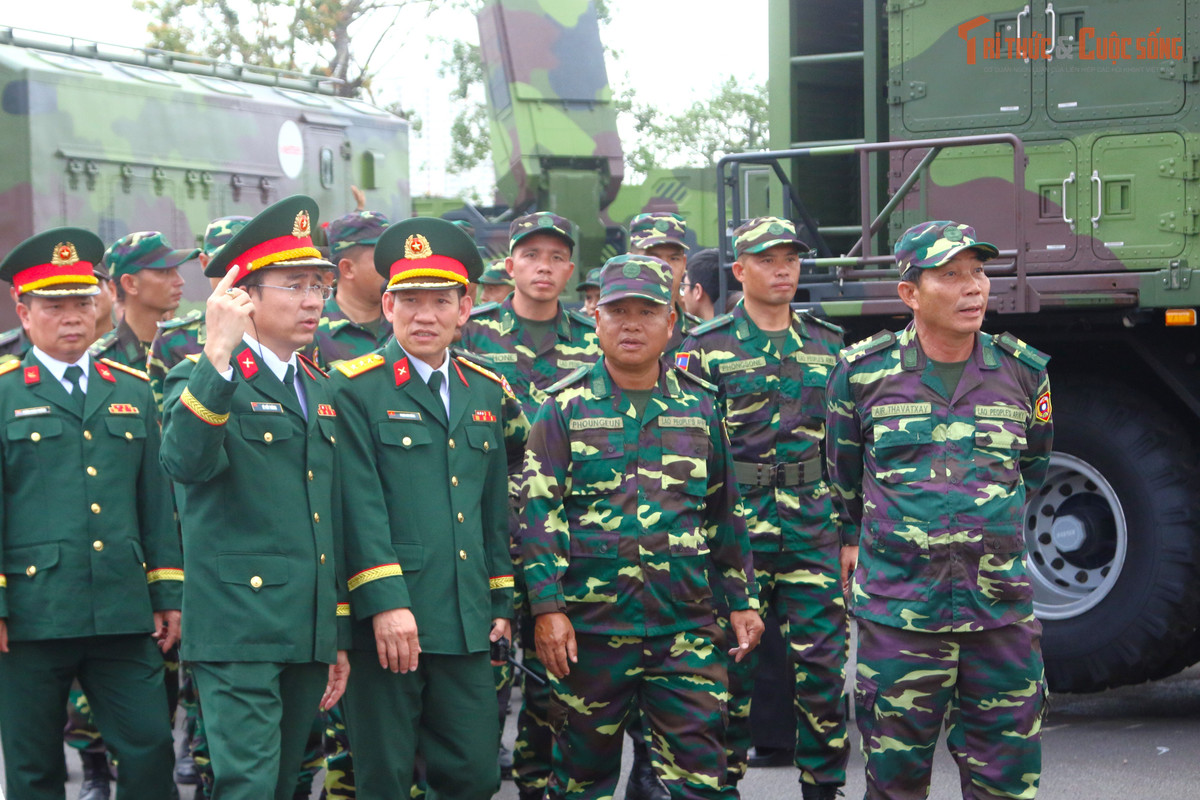 Các quân nhân Lào tham quan khu trưng bày ngoài trời của Bộ Quốc phòng tại triển lãm.