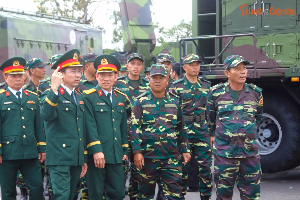 Các quân nhân Lào tham quan khu trưng bày ngoài trời của Bộ Quốc phòng tại triển lãm.