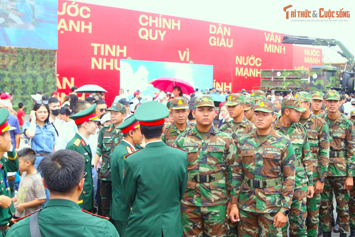 Các quân nhân Campuchia tham quan khu trưng bày ngoài trời của Bộ Quốc phòng tại triển lãm.