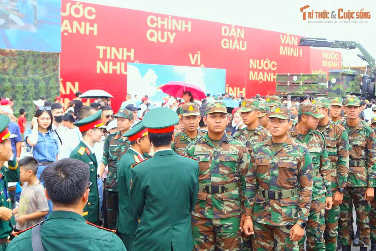 Các quân nhân Campuchia tham quan khu trưng bày ngoài trời của Bộ Quốc phòng tại triển lãm.