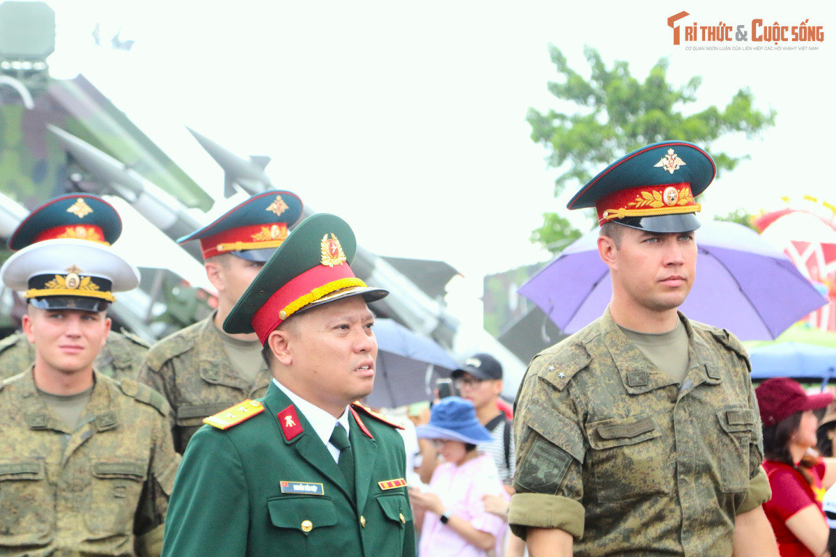 Đoàn Lực lượng vũ trang Liên bang Nga gồm 33 quân nhân do Trung úy Mikhailov Anton Vladimirovich, khối trưởng.