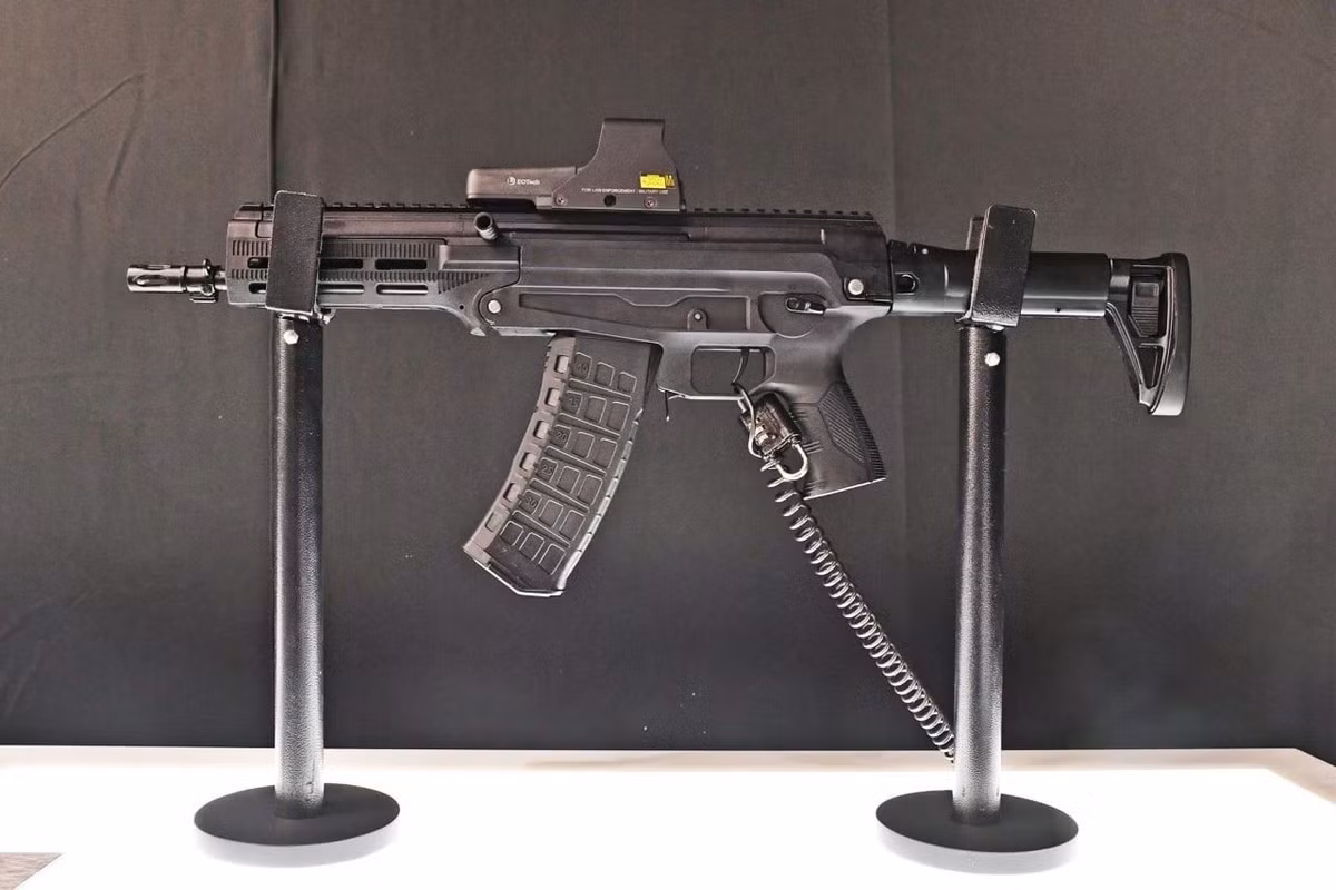 Các bộ phận chính cấu thành súng trường AM-17 bao gồm hộp tiếp đạn với nòng và báng súng, vỏ cò và bộ phận bảo vệ tay cầm. Bộ phận khóa, bộ phận khóa nòng với khóa nòng và cơ cấu chống giật được đặt trong hộp tiếp đạn.