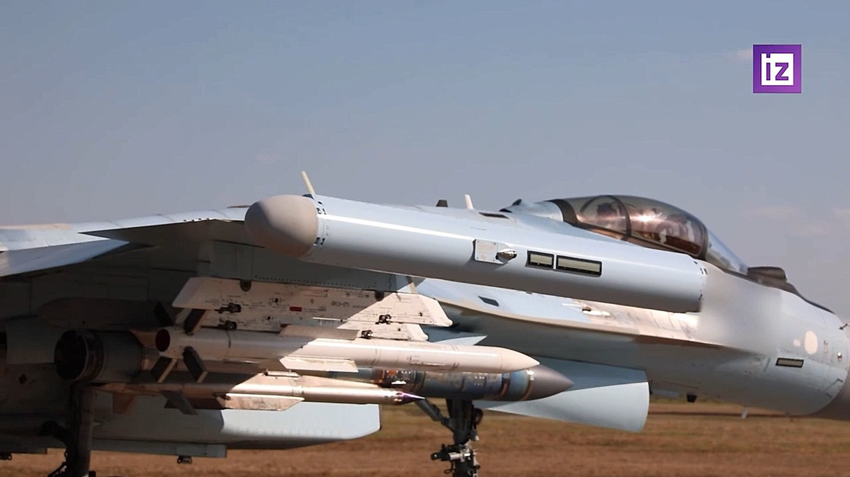 Còn theo Cơ quan An ninh Ukraine (SBU) cho biết, trong đêm 3/8, rạng sáng 4/8, các thiết bị bay không người lái (UAV) do lực lượng này điều khiển đã tấn công một căn cứ không quân ở thành phố Saky thuộc bán đảo Crimea. Cuộc tấn công được cho là đã phá hủy và làm hư hại 5 máy bay chiến đấu của Nga.