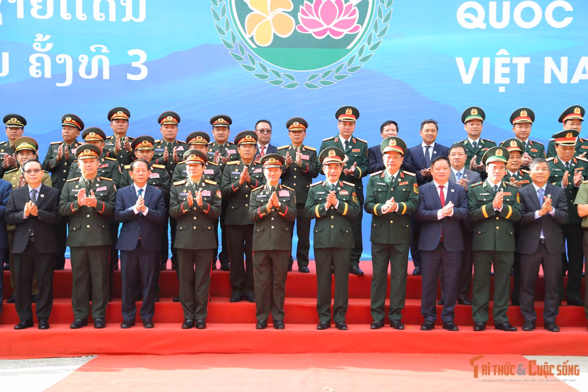 Gallery - Đại tướng Phan Văn Giang đón Bộ trưởng Quốc phòng Lào tại cột mốc biên giới