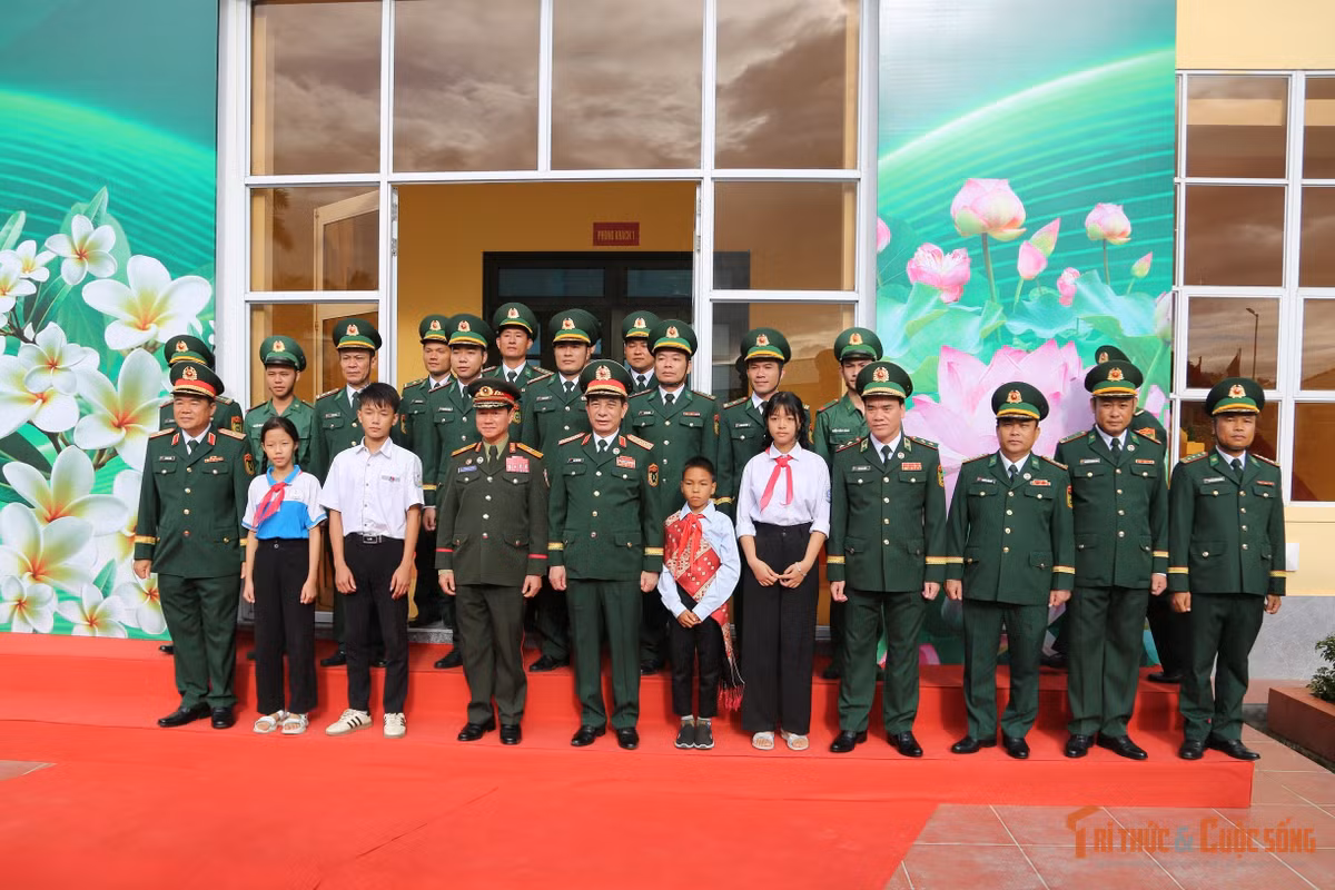 Gallery - Đại tướng Phan Văn Giang đón Bộ trưởng Quốc phòng Lào tại cột mốc biên giới - image 2