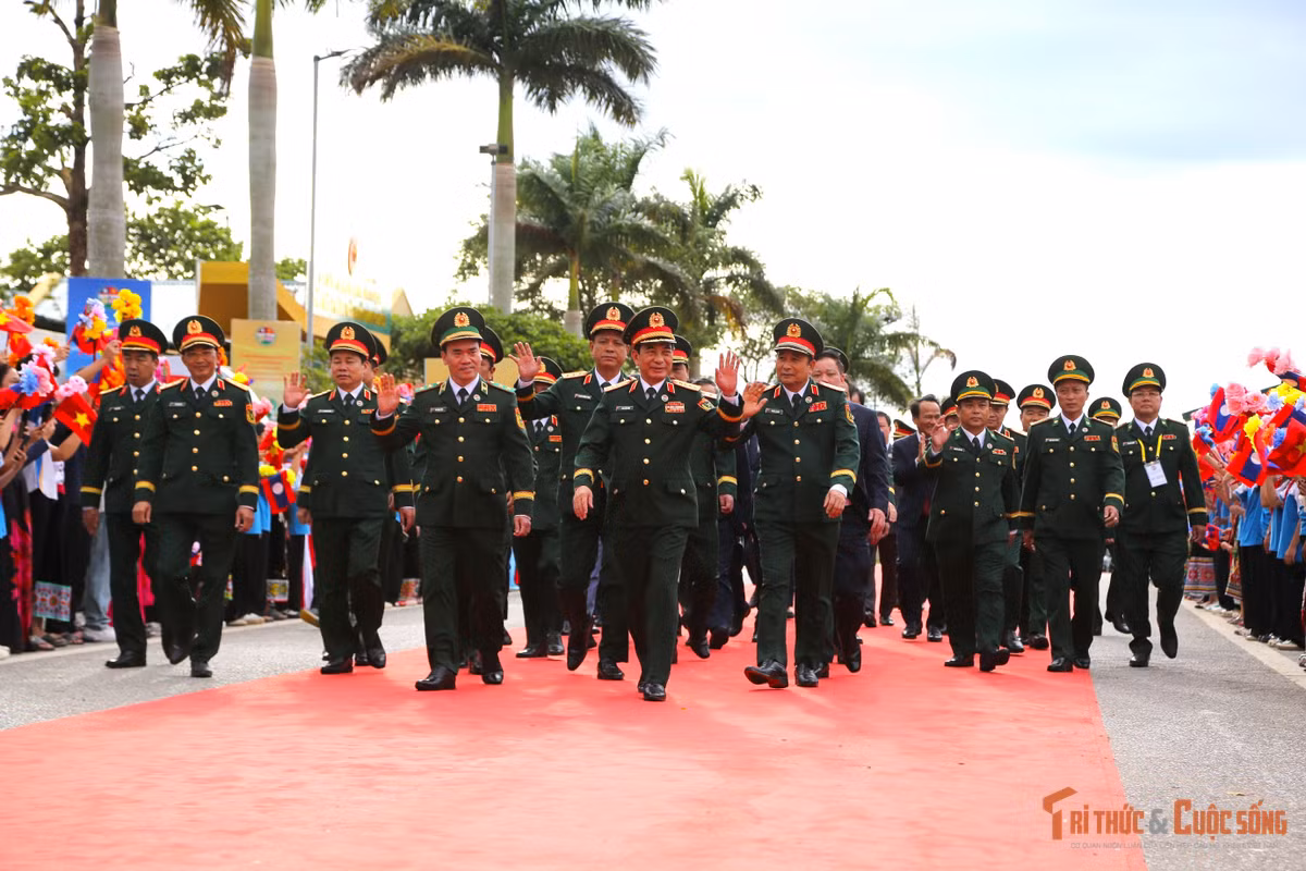Gallery - Đại tướng Phan Văn Giang đón Bộ trưởng Quốc phòng Lào tại cột mốc biên giới - image 3