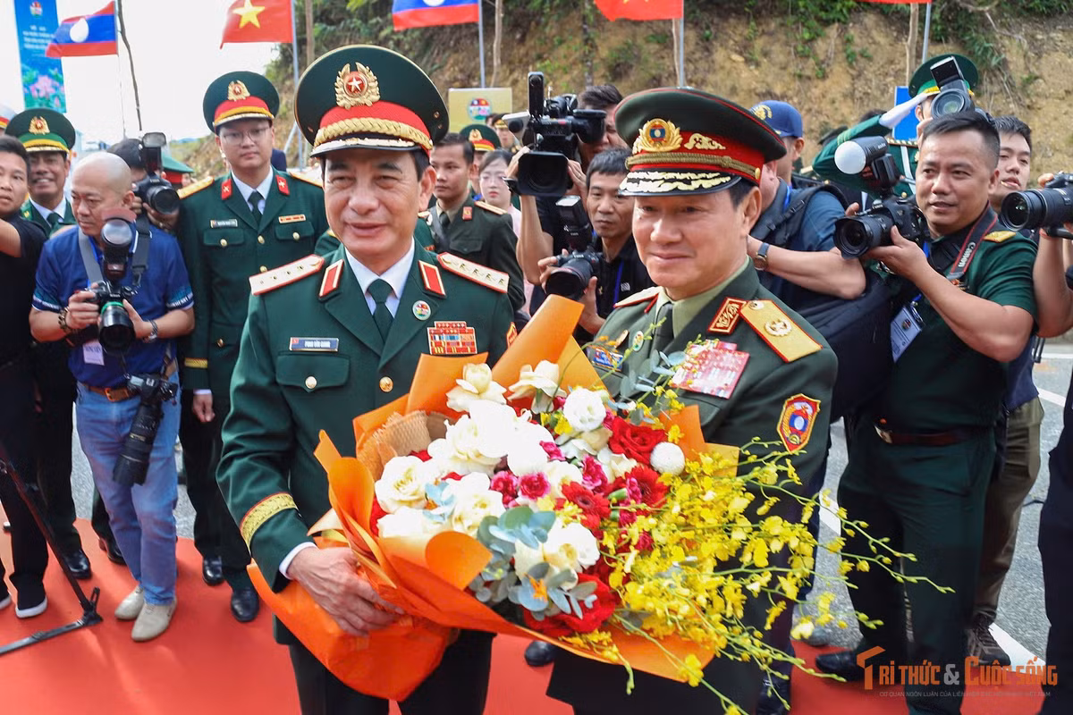 Gallery - Đại tướng Phan Văn Giang đón Bộ trưởng Quốc phòng Lào tại cột mốc biên giới - image 4