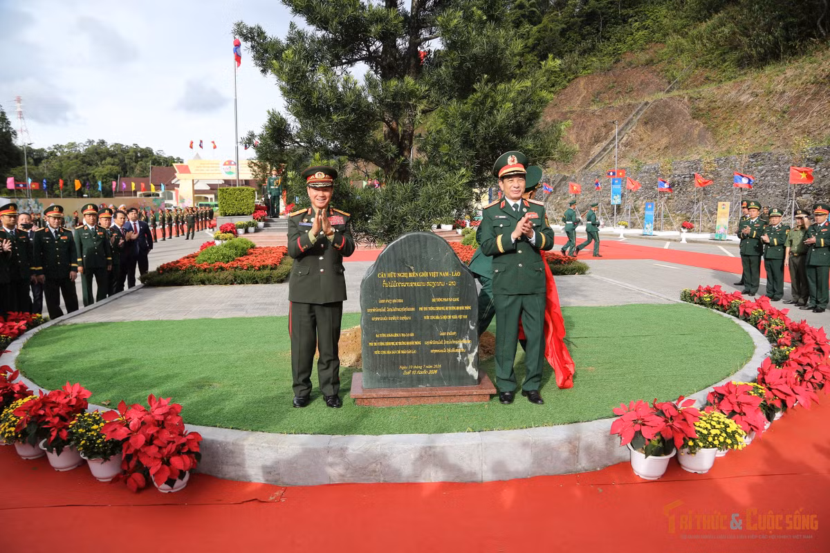 Gallery - Đại tướng Phan Văn Giang đón Bộ trưởng Quốc phòng Lào tại cột mốc biên giới - image 5