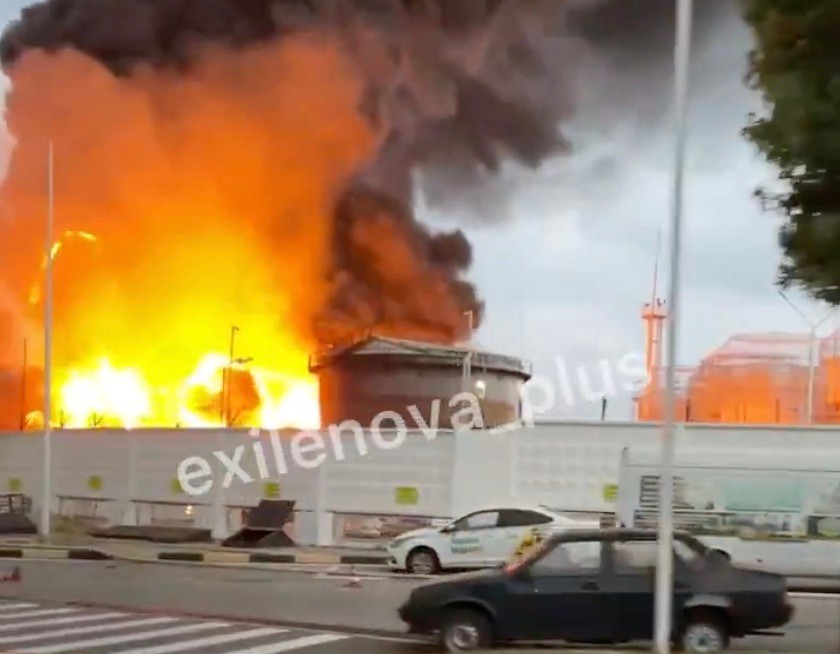 Một số đoạn video được đăng tải trên mạng xã hội được cho là quay từ cửa sổ một máy bay đang hạ cánh xuống sân bay Sochi, cho thấy cảnh tượng kho nhiên liệu đang cháy dữ dội ngay bên dưới.