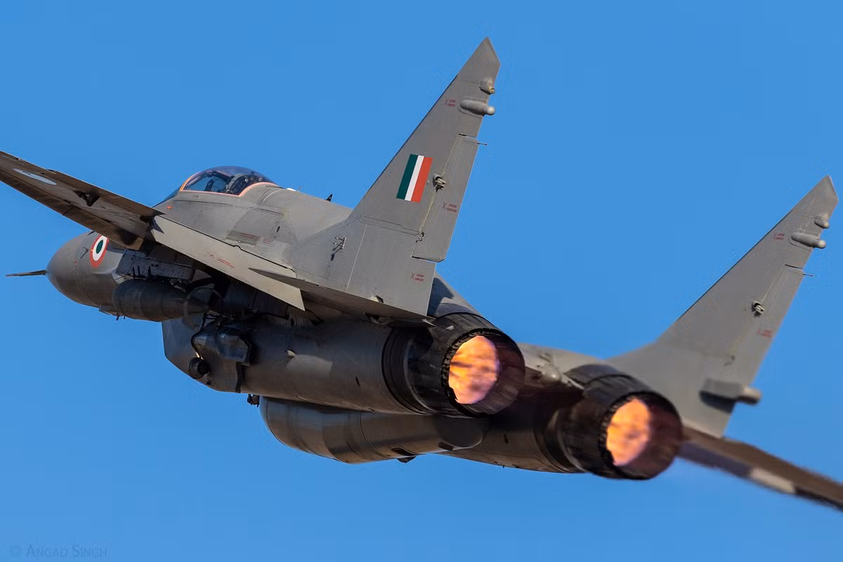 Không quân Ấn Độ vận hành hơn 100 máy bay phản lực hai động cơ này, chủ yếu là phiên bản MiG-29UPG, và nó đã được nâng cấp trong năm 2010 để cải thiện radar, hệ thống điện tử hàng không và vũ khí. Ảnh: @SP's Aviation.