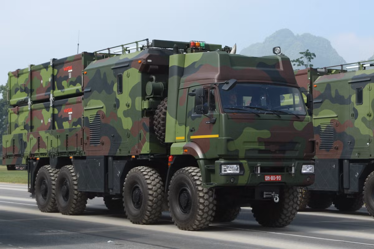 Tổ hợp Tên lửa bờ VCM-B hiện đại do Viettel nghiên cứu và sản xuất, trong khối các phương tiện của Quân chủng Hải quân.