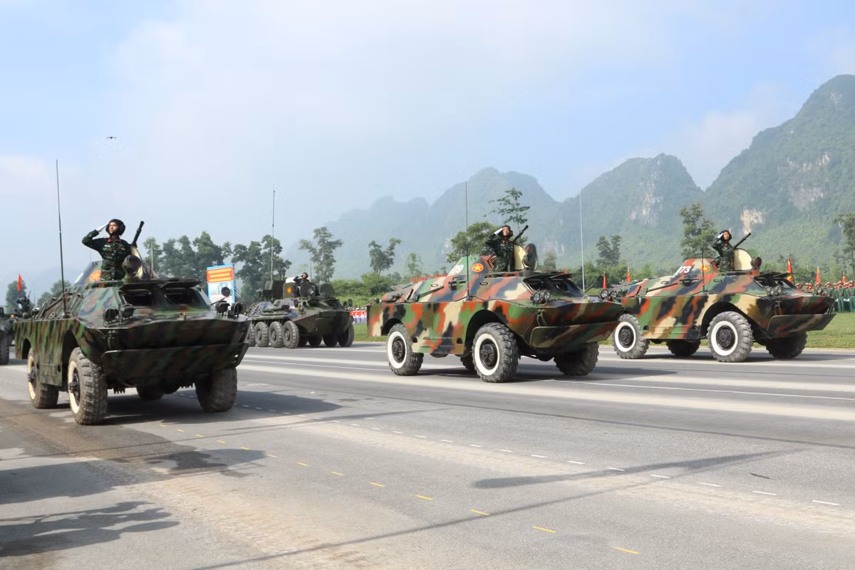 Ngay sau đó nhóm các xe bọc thép bánh lốp dẫn đầu là xe trinh sát BRDM-2.