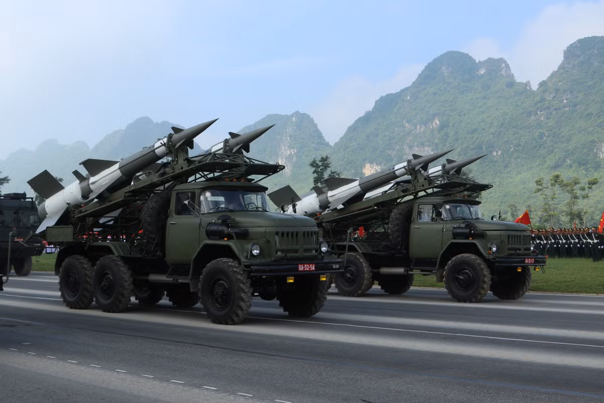 Tham gia đội hình các khối phương tiện phòng không gồm các loại tên lửa phòng không hiện đang được biên chế. Trong đó có tổ hợp S-125-VT là phiên bản hiện đại hóa do Tập đoàn Công nghiệp-Viễn thông Quân đội (Viettel) phát triển với tính năng vượt trội so với phiên bản tiêu chuẩn.